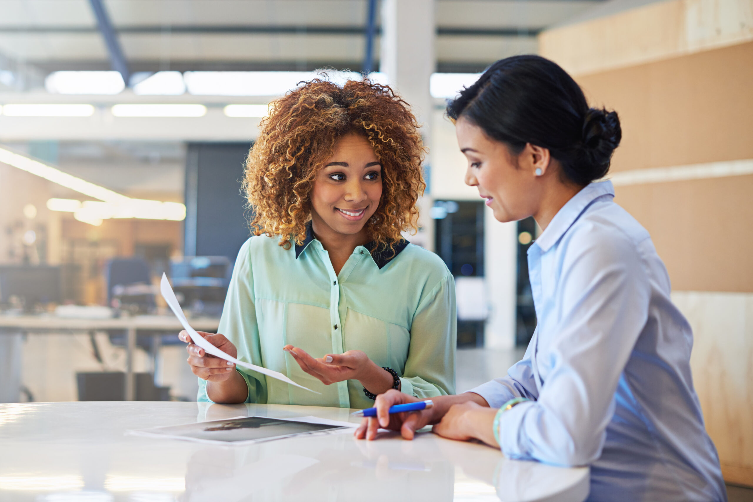 Assessment center deux professionnelles RH analysent le profil d’un candidat lors d’une évaluation de compétences et de potentiel managérial