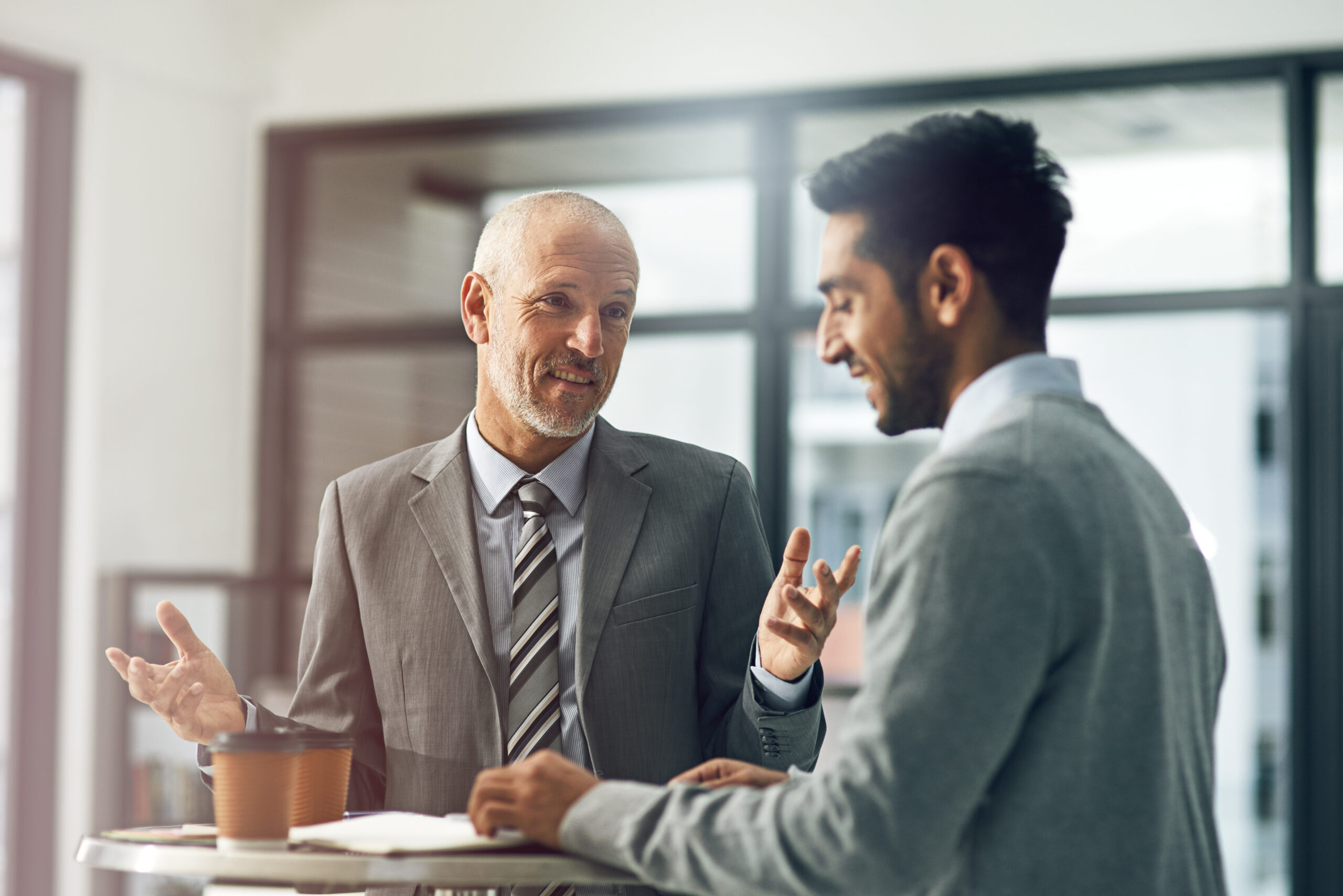 Coaching de dirigeant : échange de mentorat entre un cadre senior et un jeune dirigeant en entreprise