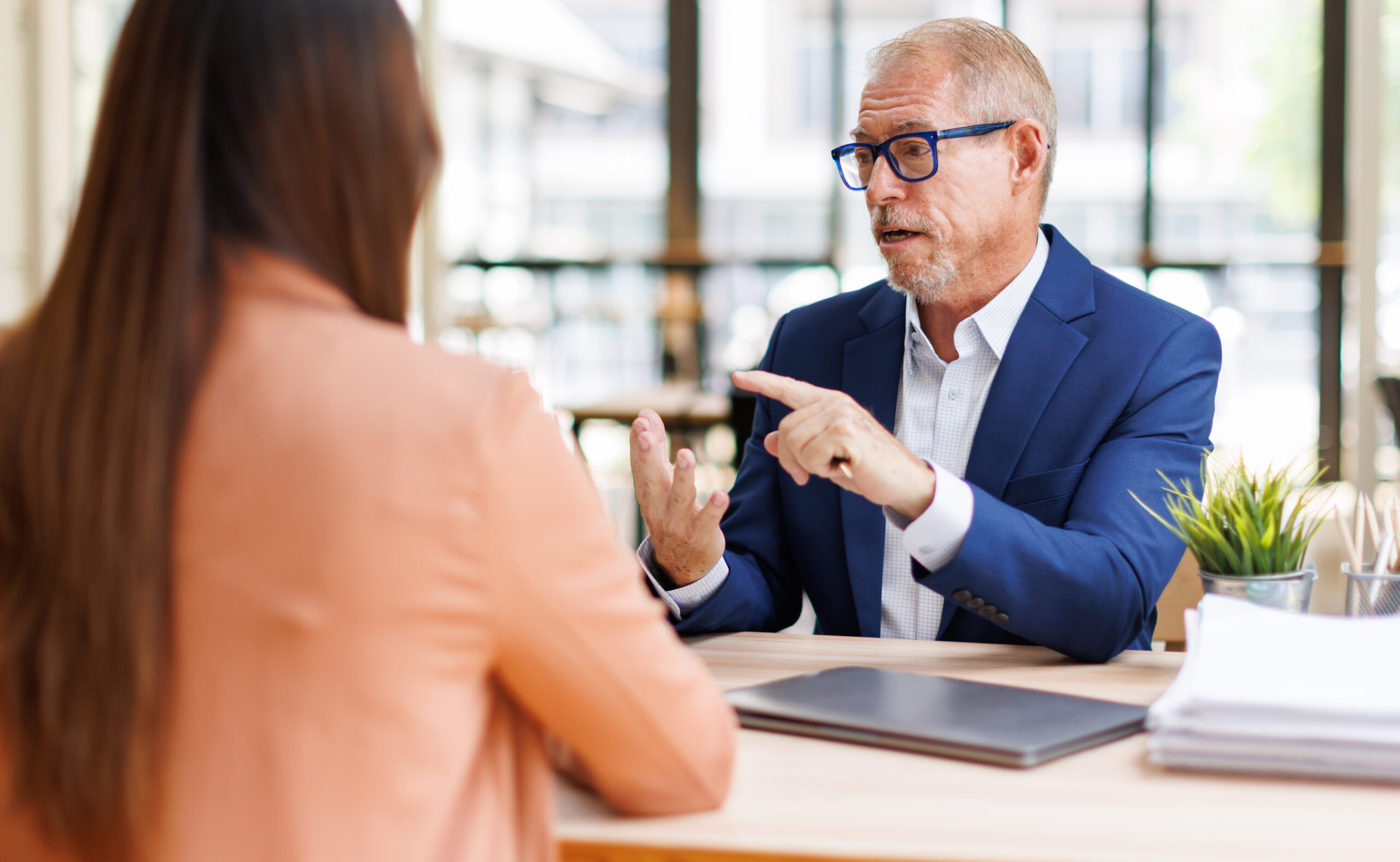 Cadre licencié économique en entretien d'accompagnement outplacement avec un consultant, dans le cadre d'un CSP ou d'un PSE