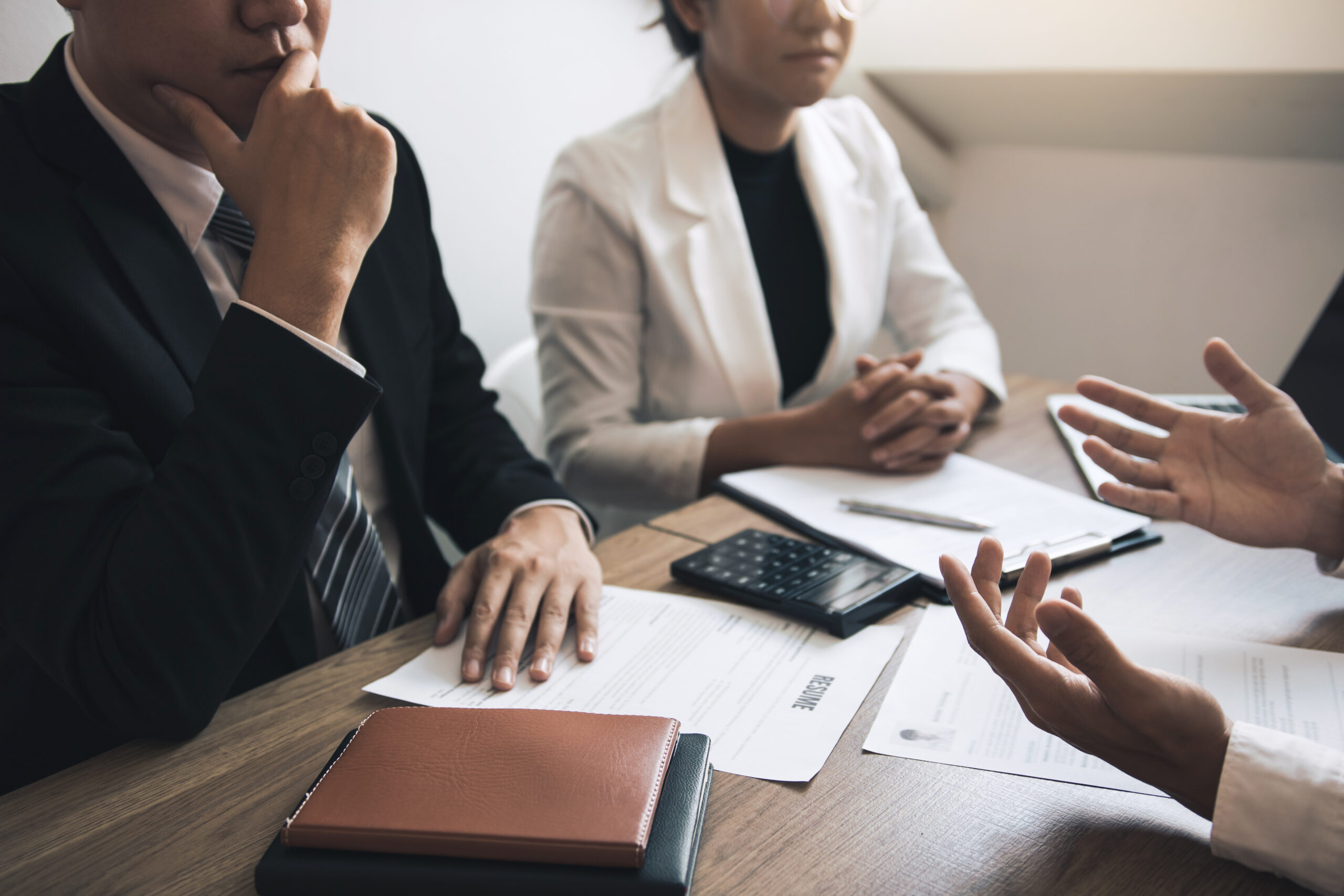 Cadre présentant son dossier de reclassement professionnel à un manager, distinction entre reclassement interne et outplacement