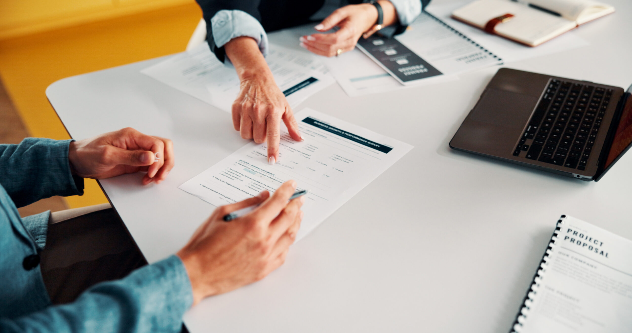 Signature d'un contrat de travail pour remplacer un cadre : choisir entre intérim ou CDD